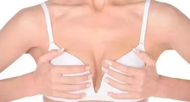 女的胸没有穿内衣图片